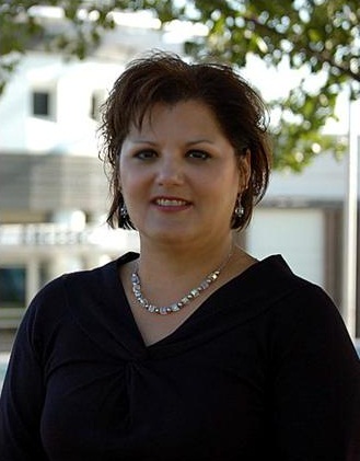 Barbara Malone Headshot outside of Student Affairs Building